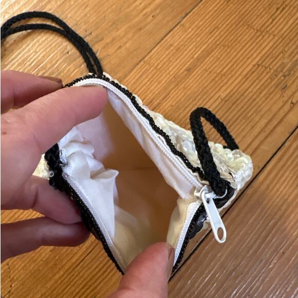 White sequin embroidered Christmas black top hat snowman shoulder change purse - Picture 3 of 4